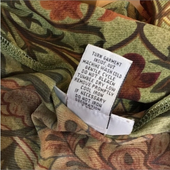 AVENUE blouse Woman’s size 30/32 lettuce edge hem red green embellishment - Picture 13 of 16